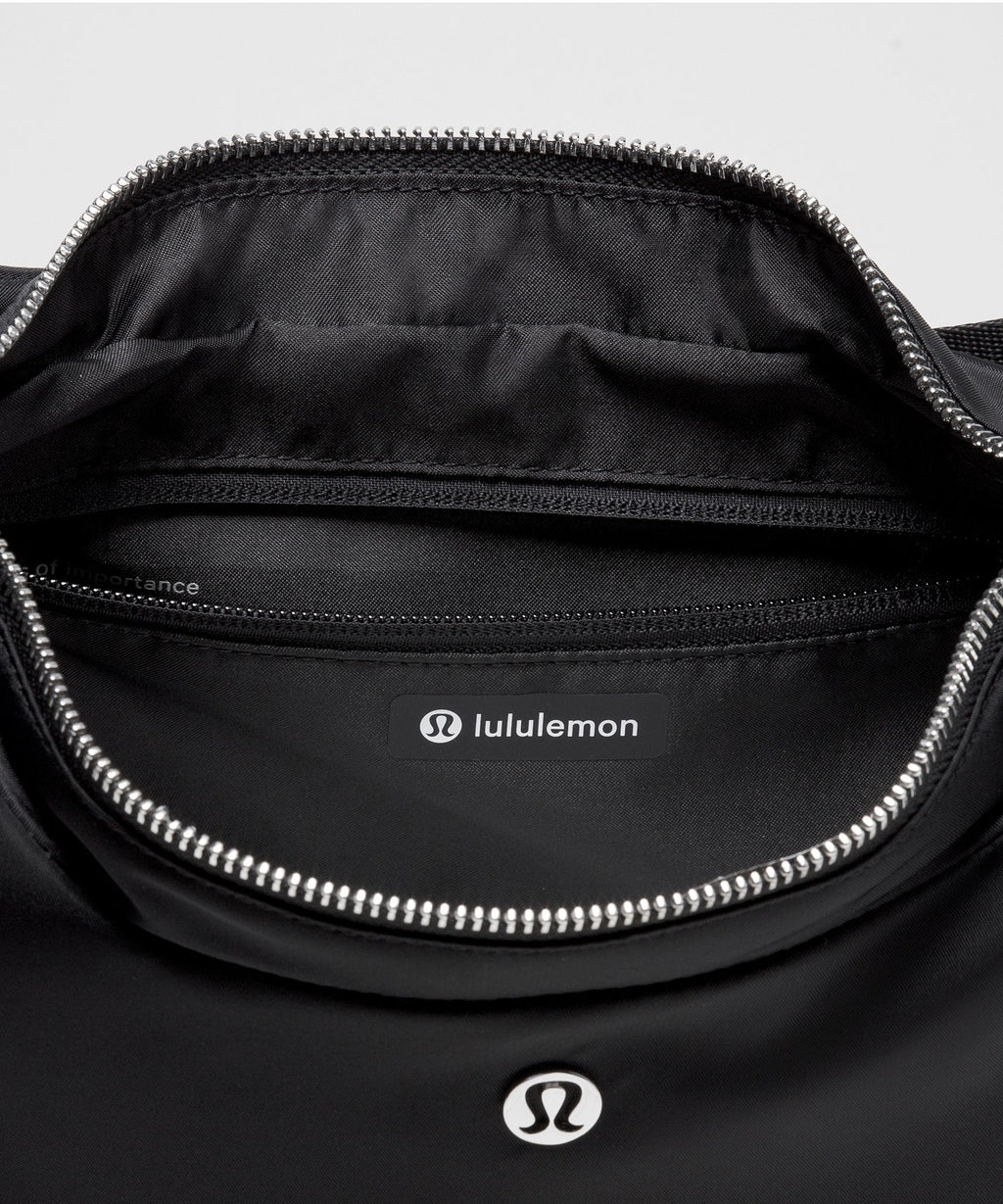 City Essentials Shoulder Bag 4L